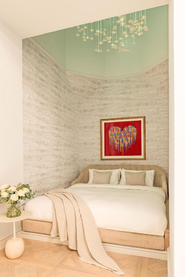 Virgin Hotels Edinburgh Exterior photo A bedroom with a bed
